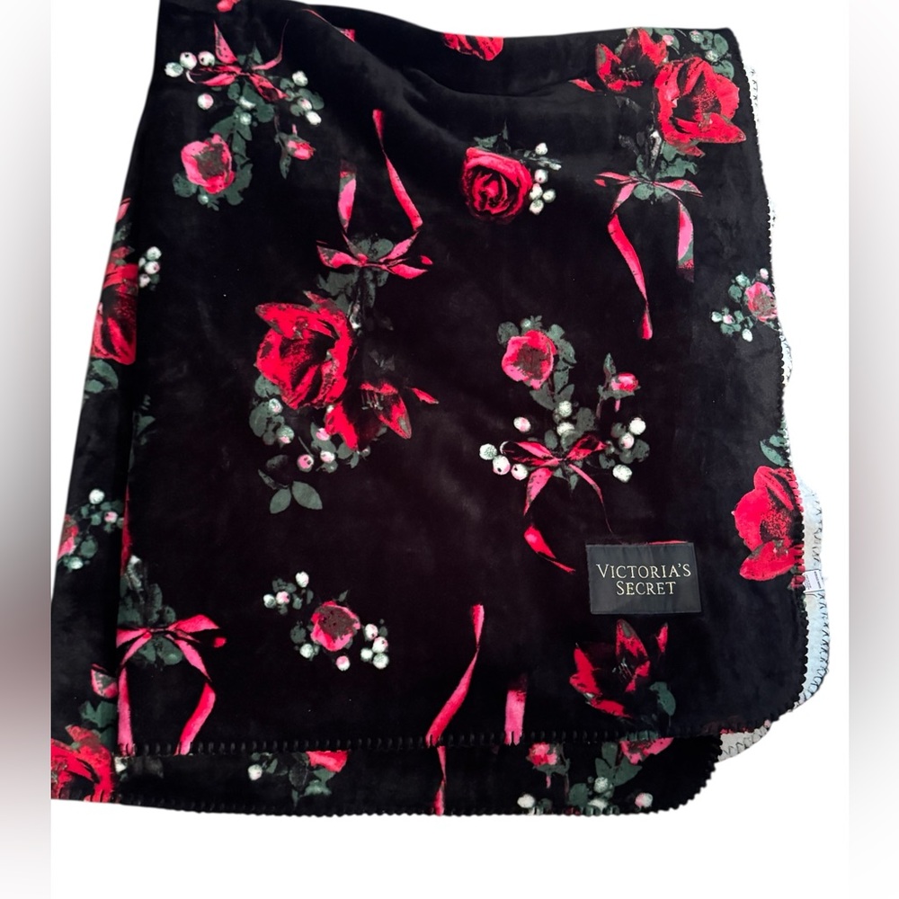 Victoria's Secret Floral Sherpa Blanket Cozy Plush Black Red Roses 50" x 60